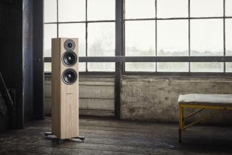 Dynaudio-Evoke-30-blonde-wood---Lifestyle.jpg Dynaudio Evoke 30 - blonde wood